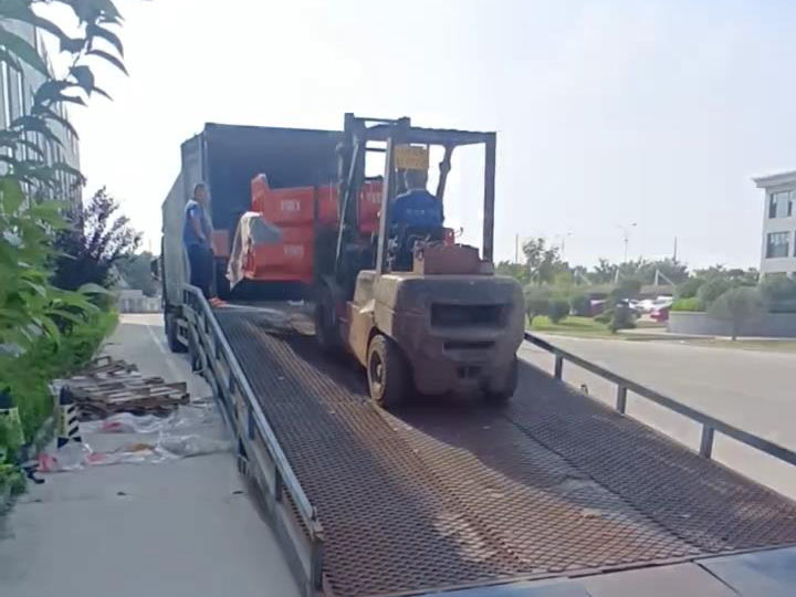  出口非洲三輪車(chē)、四輪車(chē)、裝載機(jī)裝柜發(fā)貨